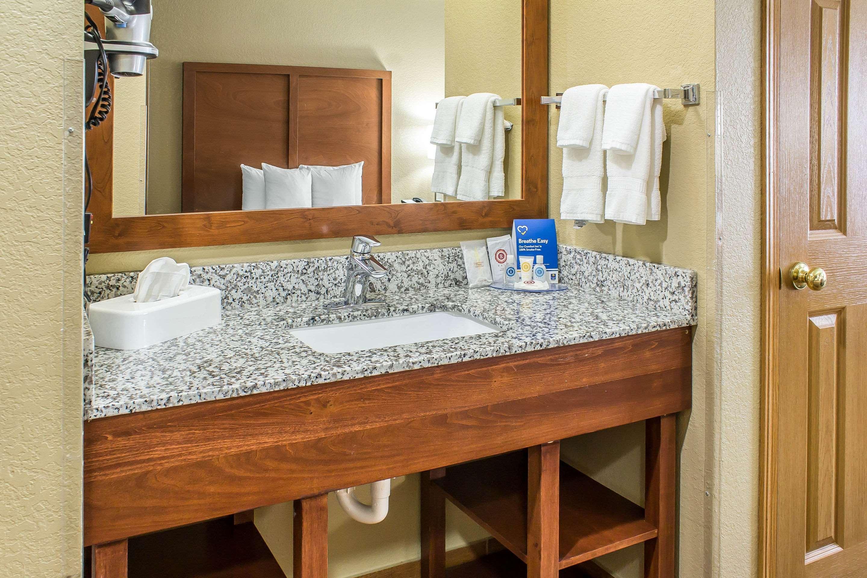 Comfort Inn & Suites Cedar Rapids North - Collins Road Екстер'єр фото
