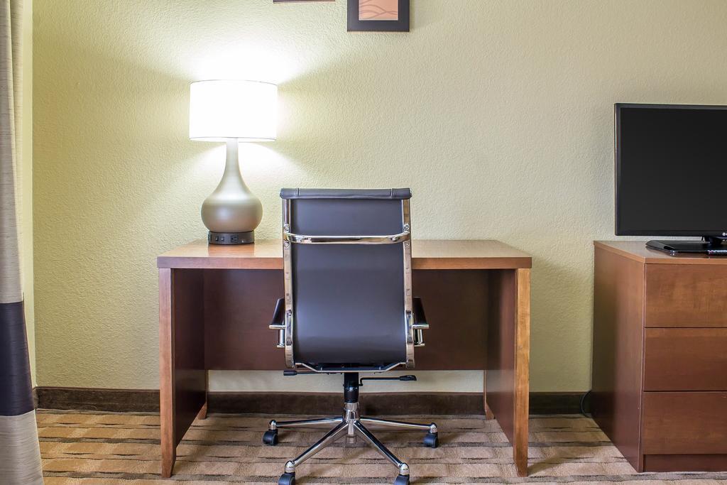 Comfort Inn & Suites Cedar Rapids North - Collins Road Екстер'єр фото