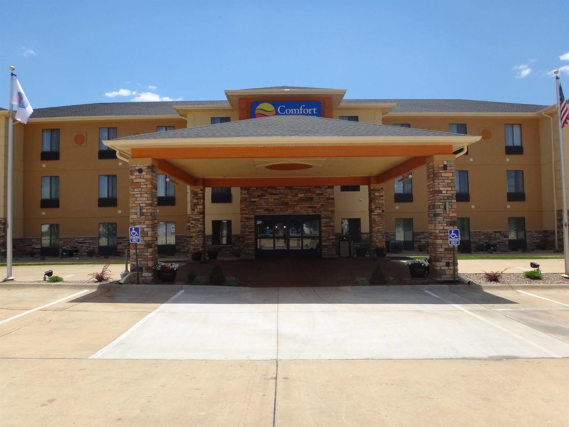 Comfort Inn & Suites Cedar Rapids North - Collins Road Екстер'єр фото